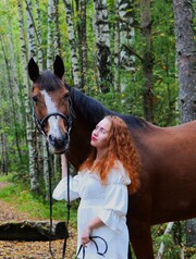 Laura är utbildad ridinstruktör och hon har en lång och gedigen erfarenhet av olika slag av hästar. Hennes specialintresse är dressyr men hon är alltid färdig att pröva på något nytt. Med hästarna är hon målinriktad och bestämd men på samma gång mild. Hon betonar skicklighet i att läsa av hästar både från marknivå som från hästryggen. I undervisningen betonar Laura bla vikten av ryttarens sits och hjälper, samt samarbetet mellan häst och ryttare. Laura undervisar gärna både barn och vuxna på alla nivåer.